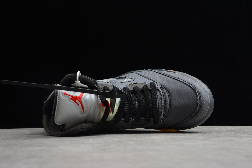 Air Jordan 5 – Gris