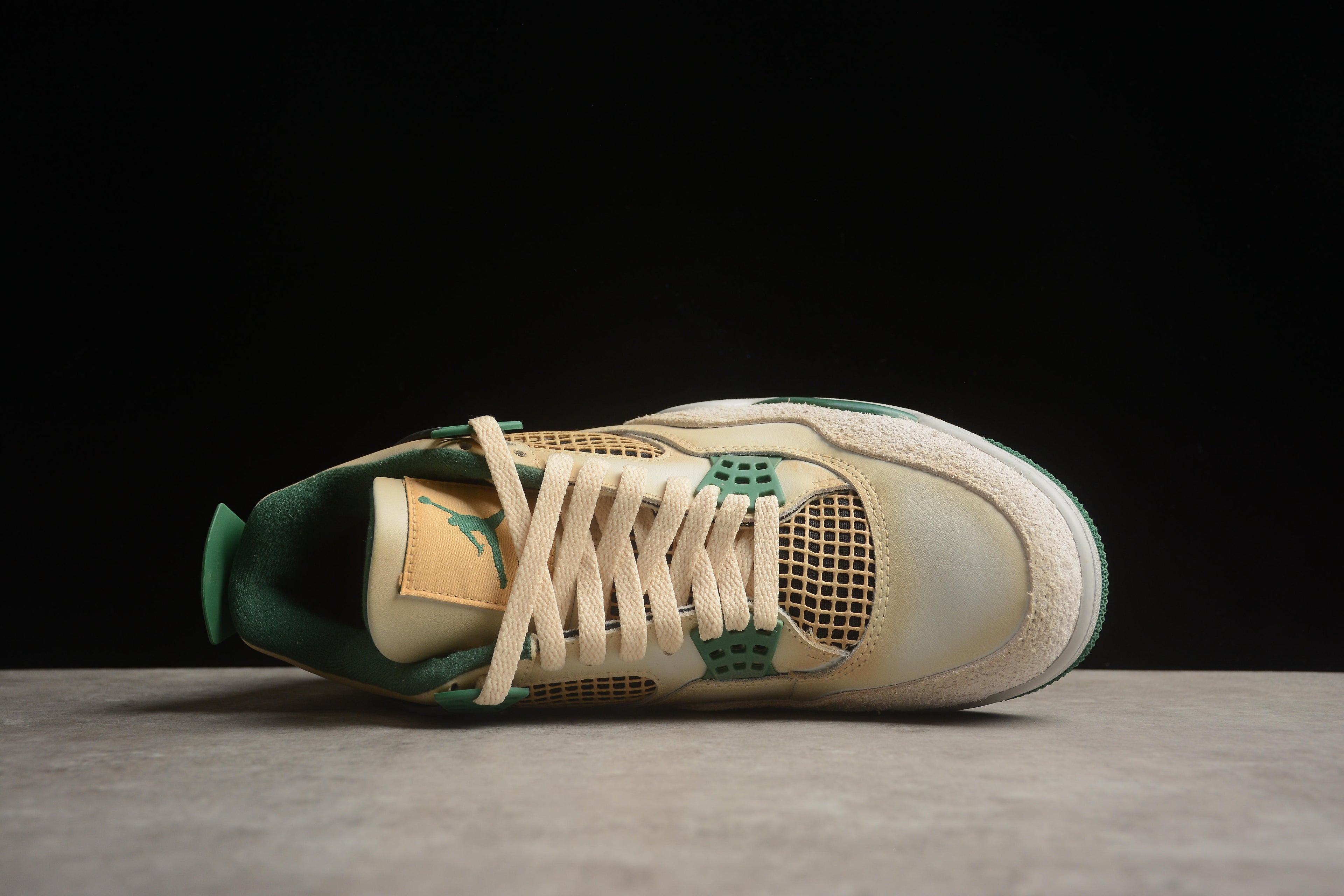 Air Jordan 4 – Beige / Verde