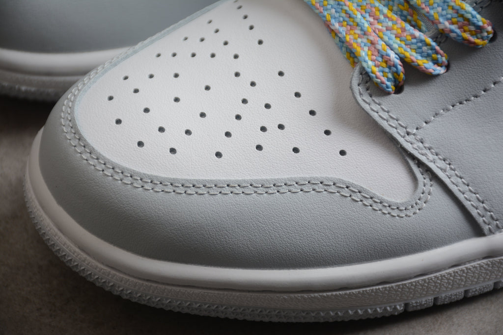 Jordan 1 Low – Beige / Plata / Blanco