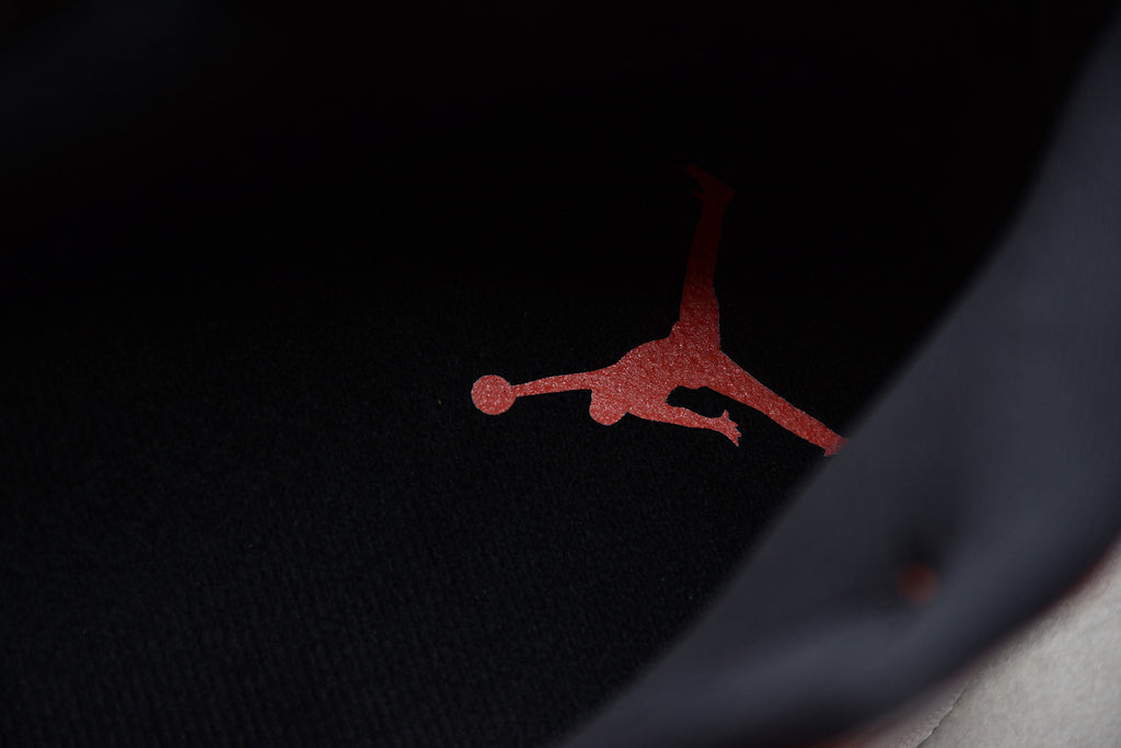 Air Jordan 1 Mid – Naranja / Negro