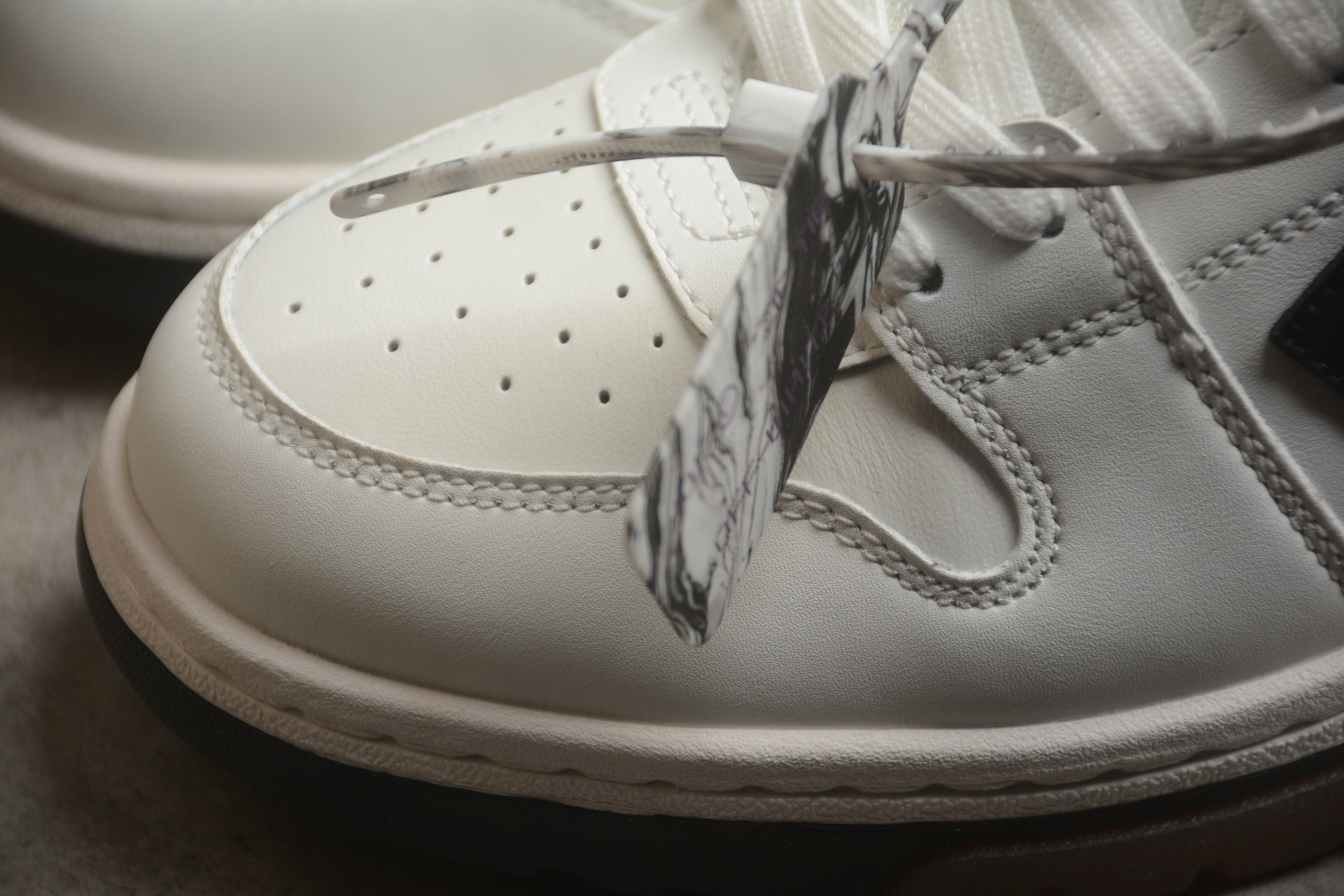 Off-White – Blanco / Negro