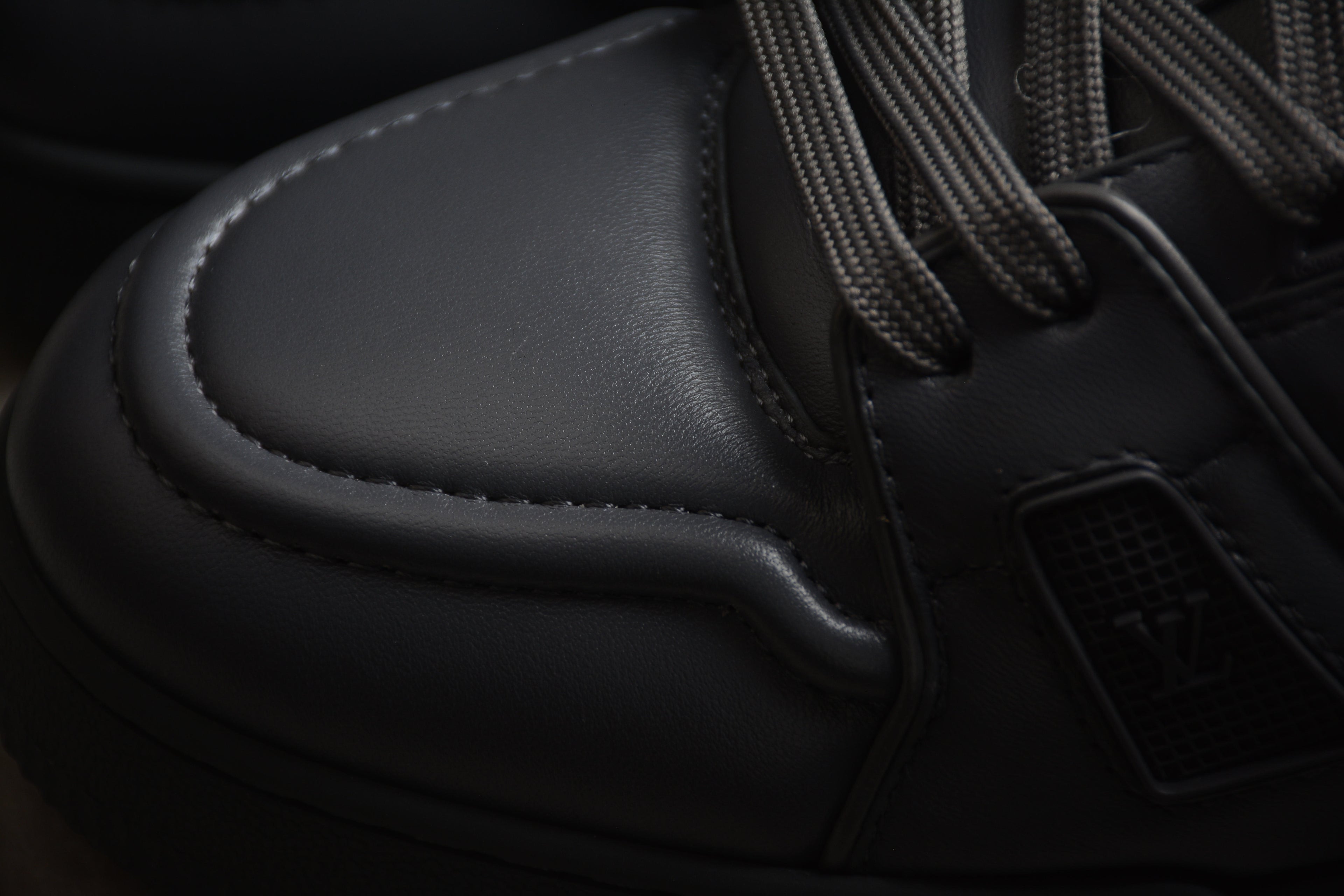 Louis Vuitton Trainer Low – Negro