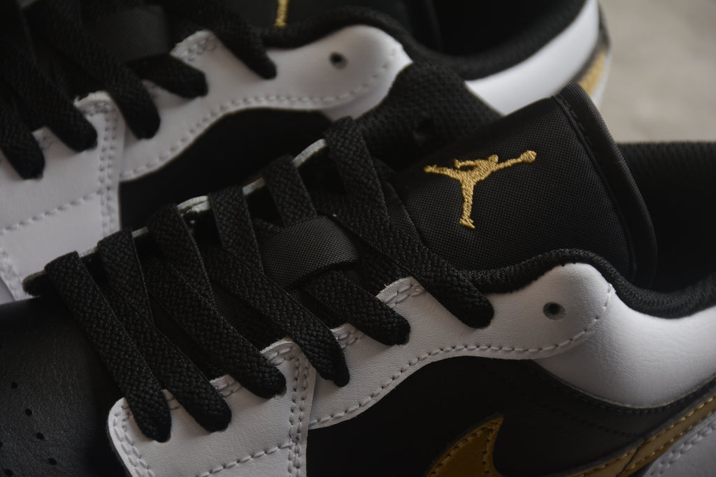 Jordan 1 Low – Blanco / Negro / Dorado