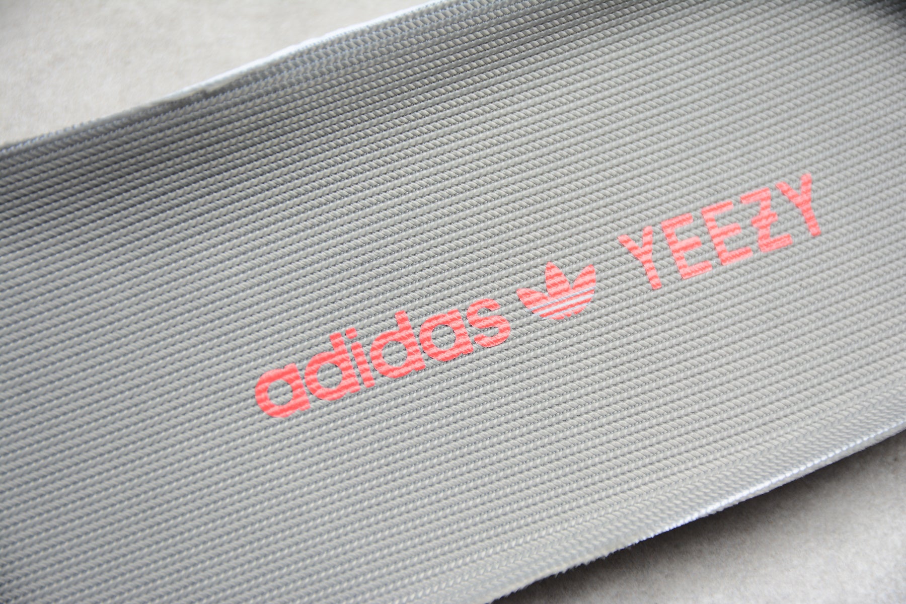 Adidas Yeezy 350 – Gris / Negro