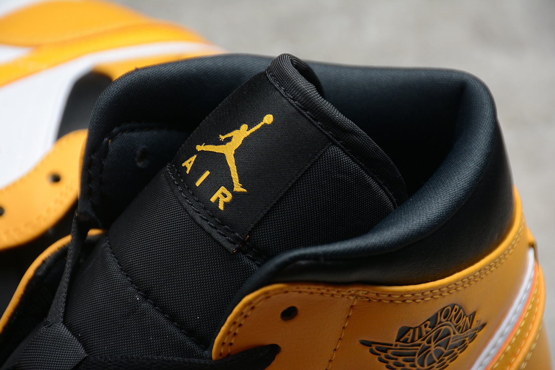 Air Jordan 1 Mid – Amarillo / Blanco / Negro