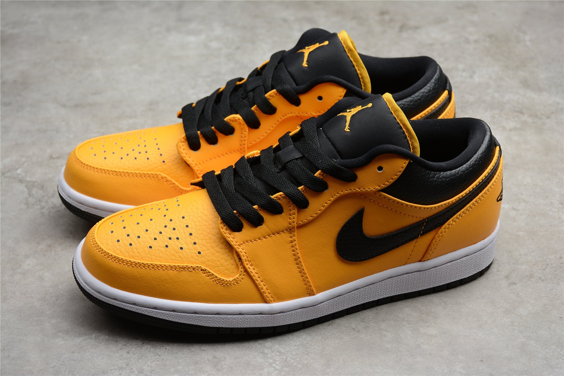 Jordan 1 Low – Full Amarillo