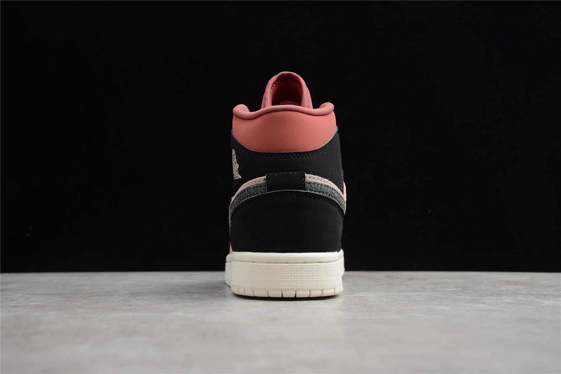 Air Jordan 1 Mid – Negro / Rosa