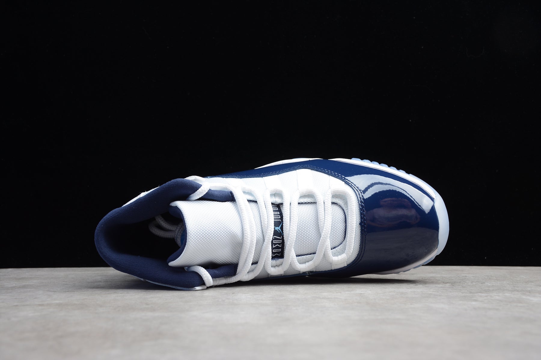Air Jordan 11 – Azul / Blanco