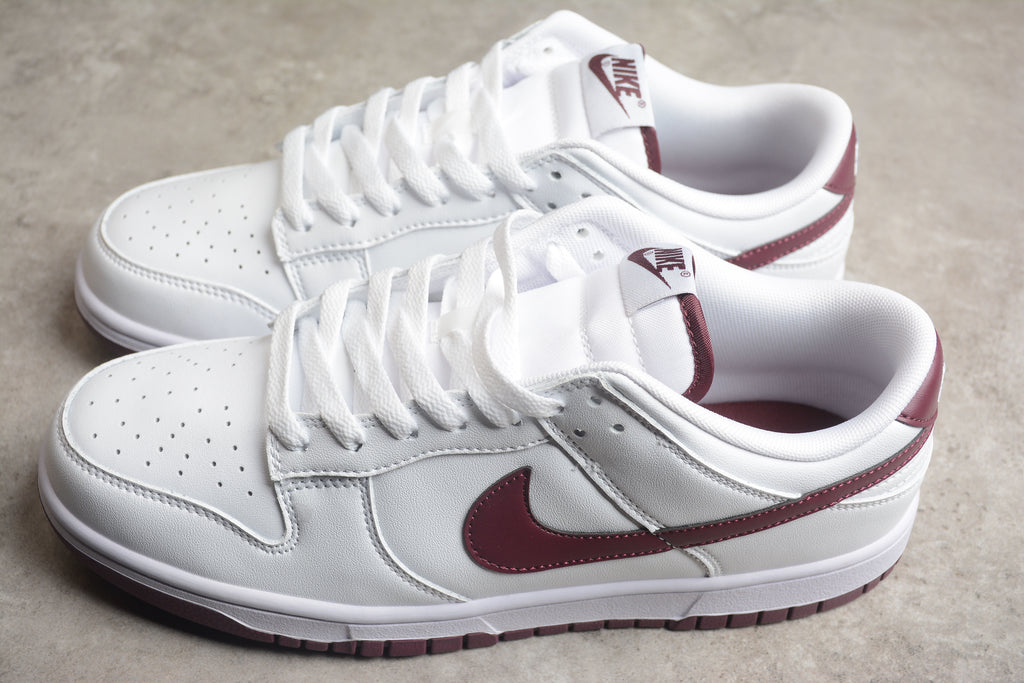 Dunk SB – Blanco / Granate