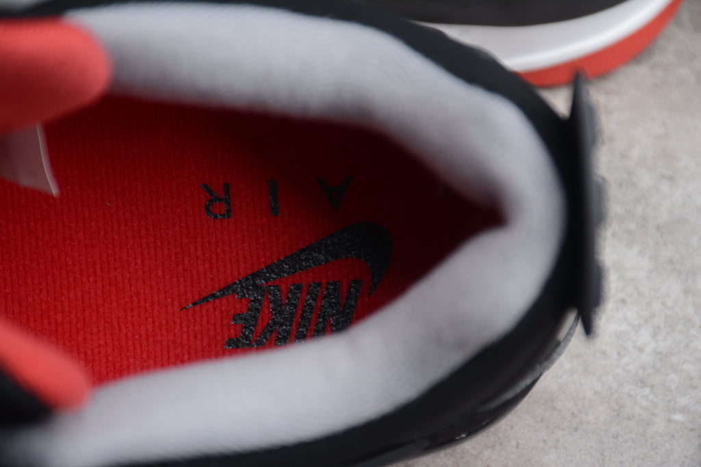 Air Jordan 4 – Negro / Gris / Rojo