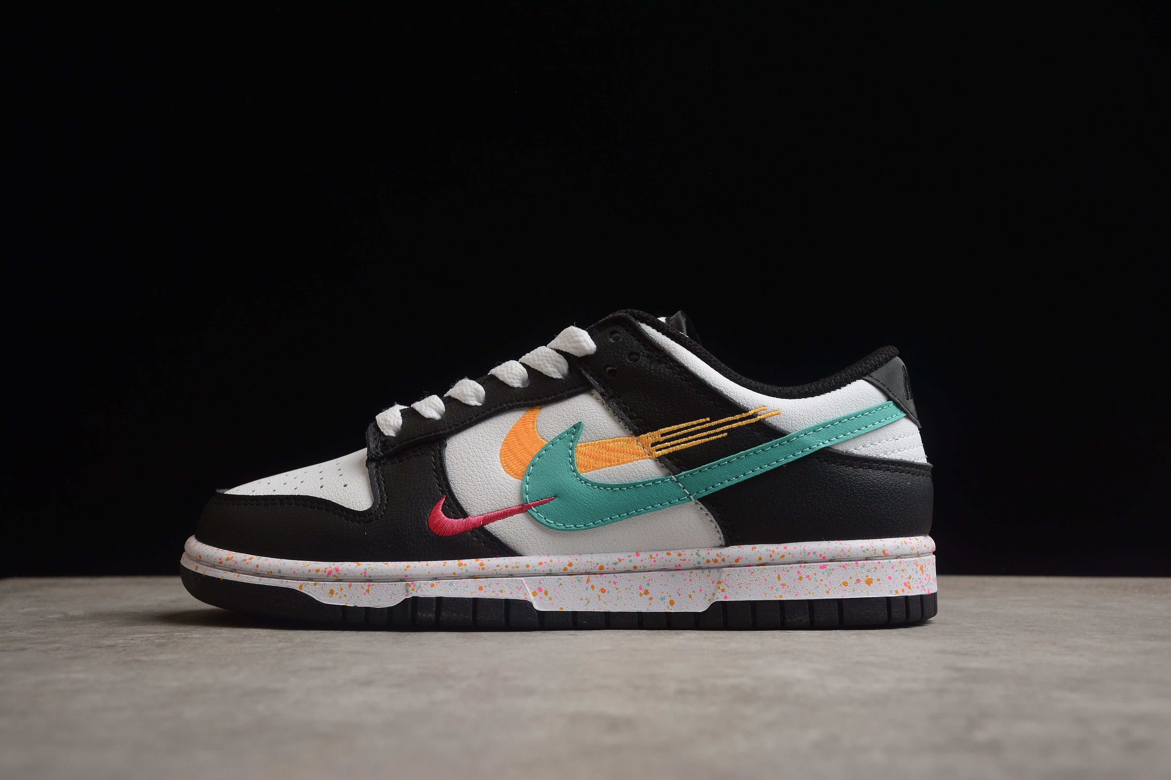 Dunk SB – Negro / Gris / Naranja / Verde
