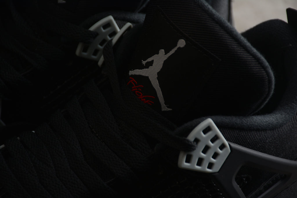Air Jordan 4 – Negro / Gris