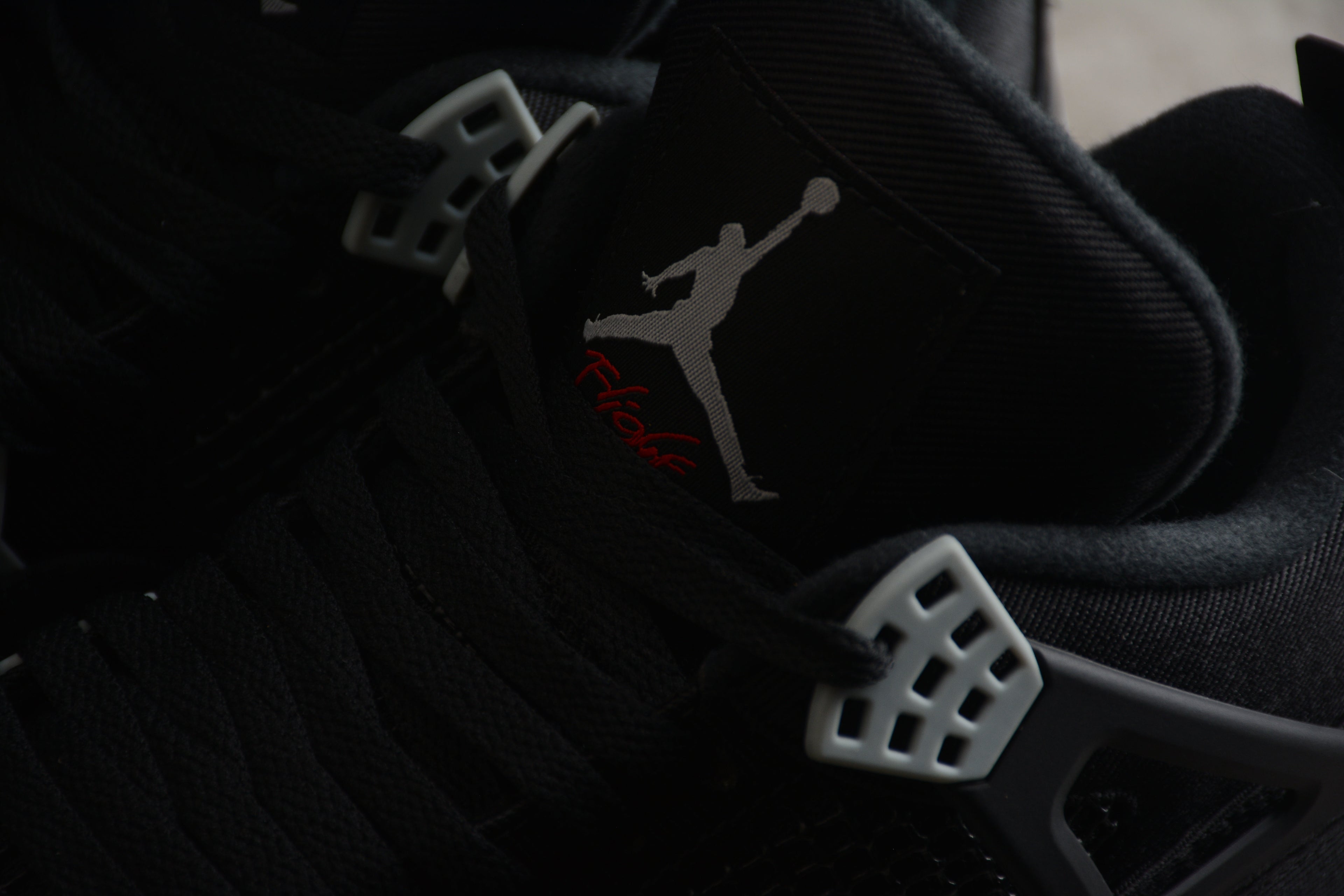 Air Jordan 4 – Negro / Gris