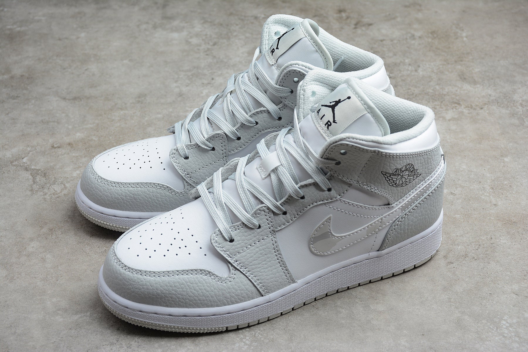 Air Jordan 1 Mid – Gris Claro / Blanco