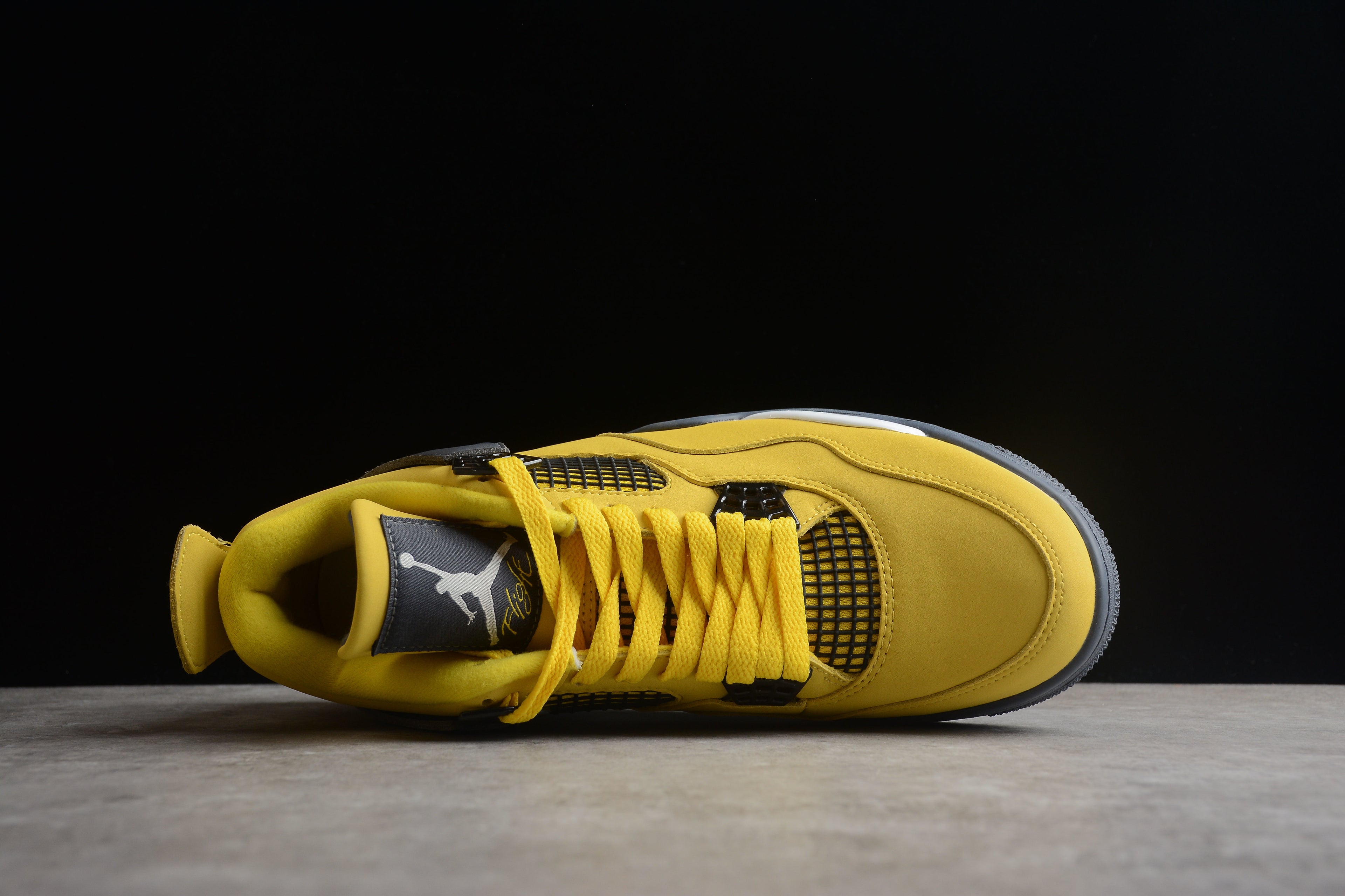 Air Jordan 4 – Amarillo / Negro
