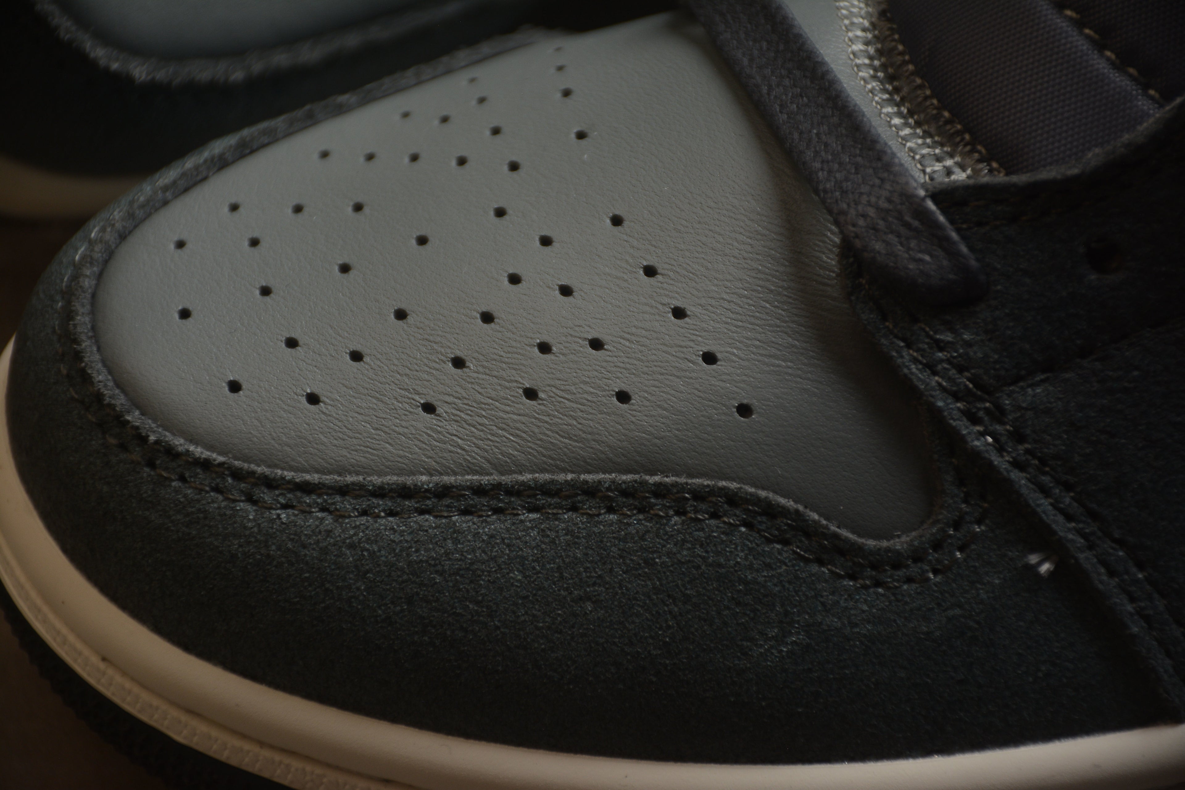 Air Jordan 1 Mid – Gris Oscuro