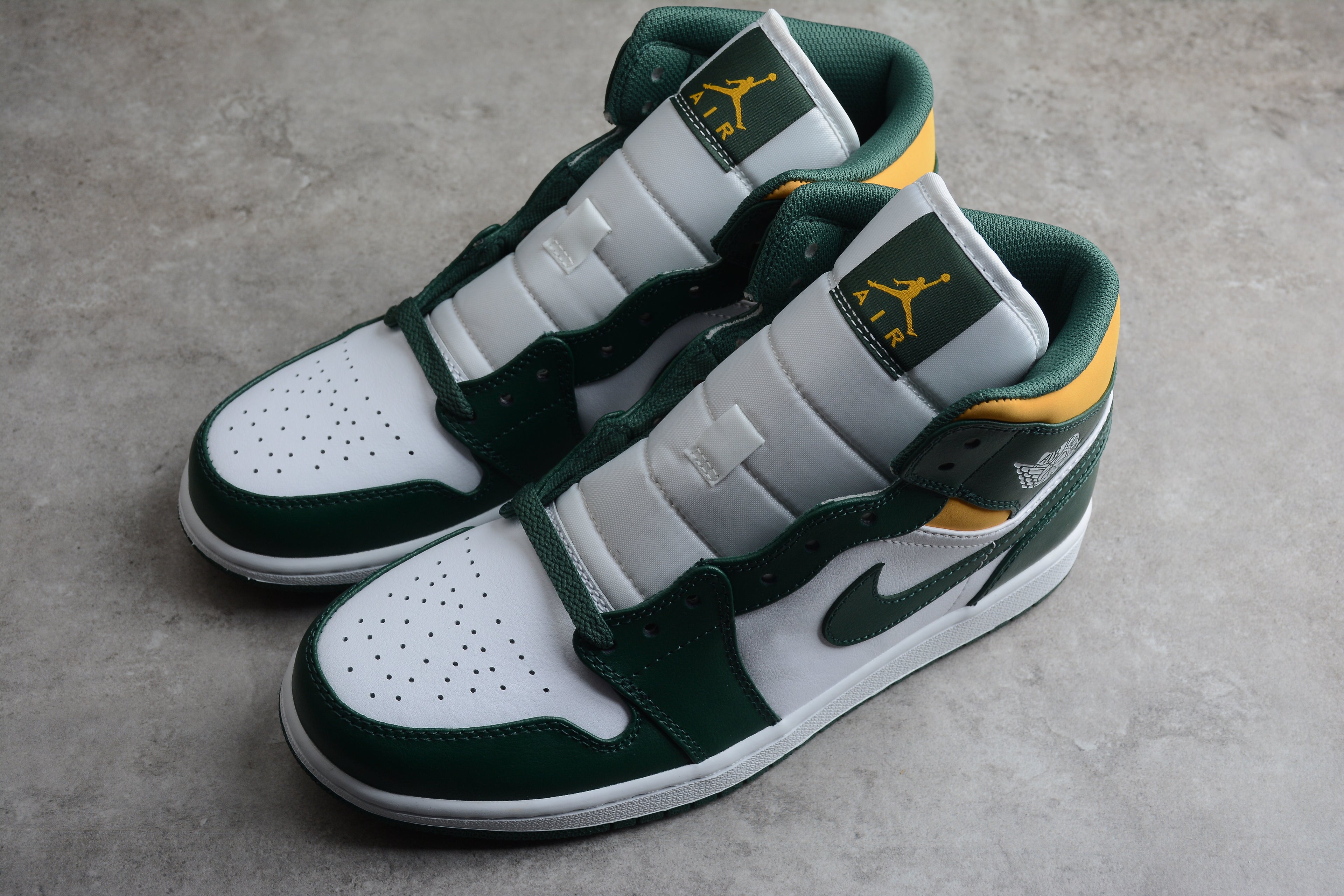 Air Jordan 1 Mid – Verde Oscuro / Naranja