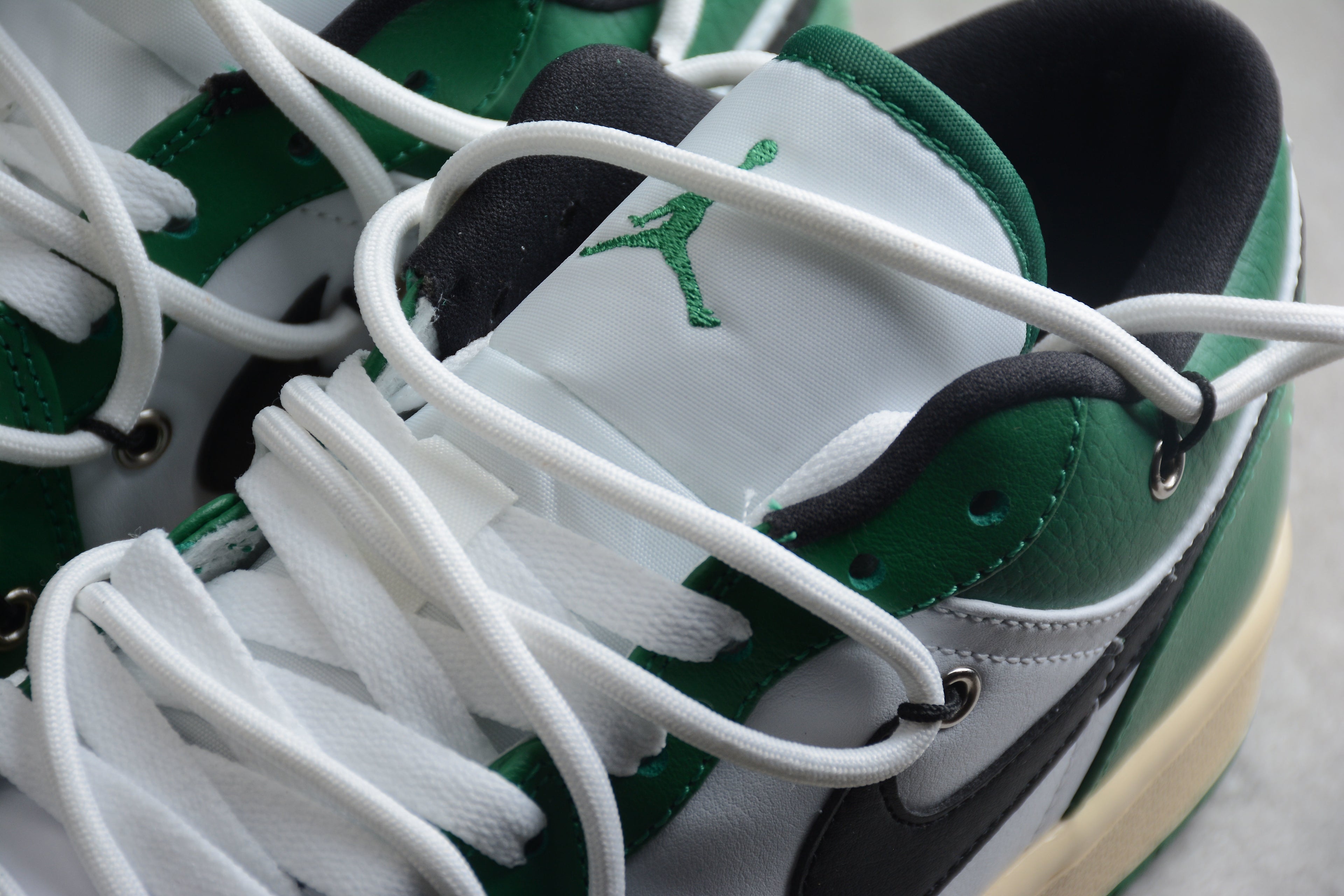 Jordan 1 Low – Verde / Blanco