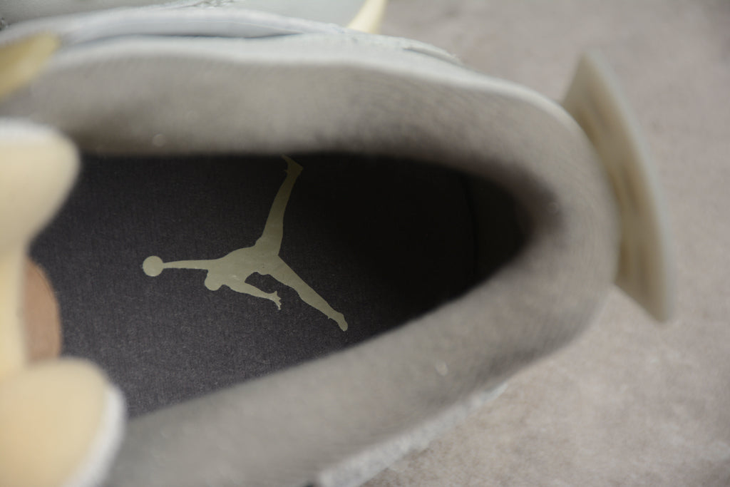 Air Jordan 4 – Gris / Beige