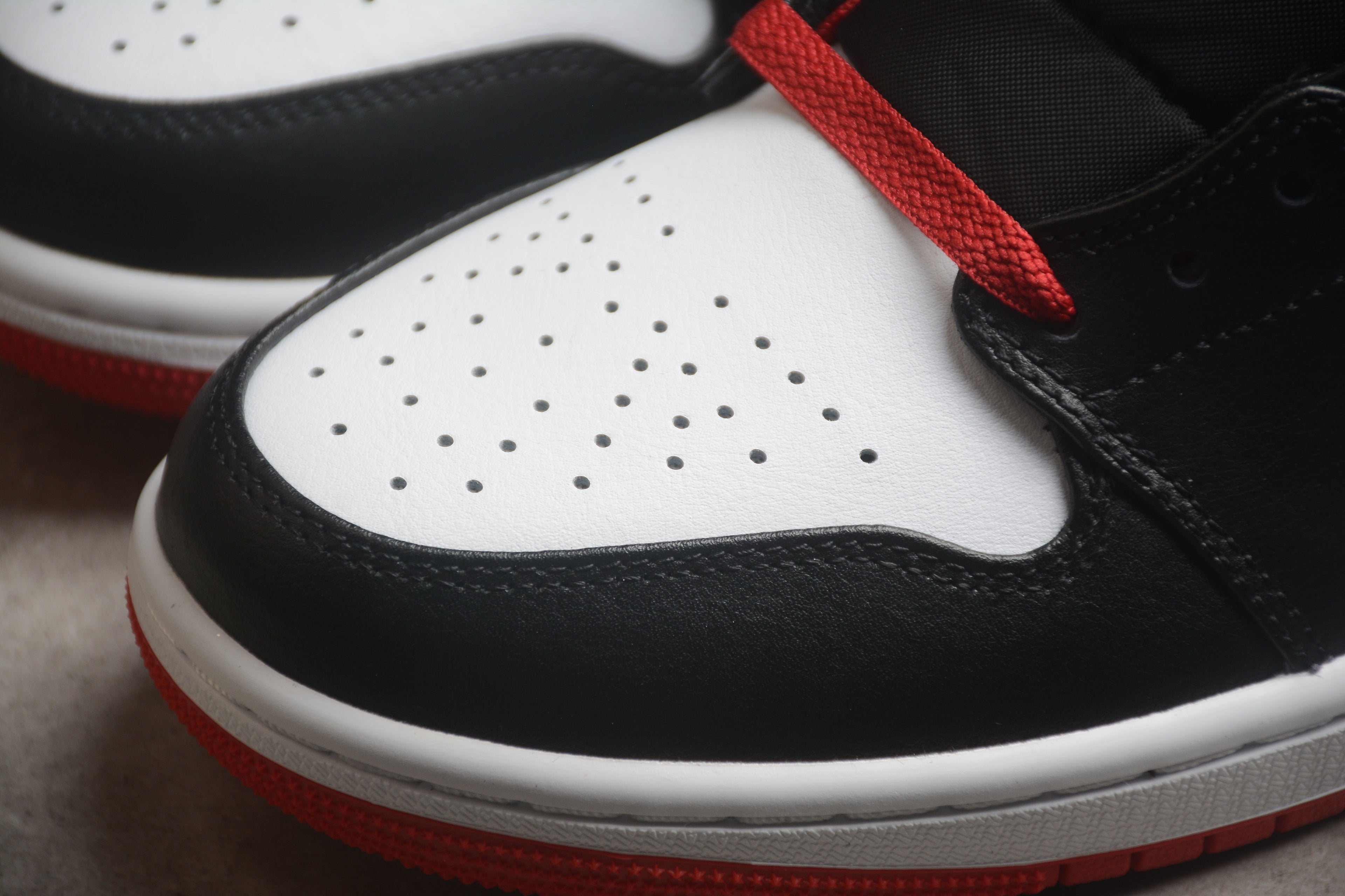 Air Jordan 1 Mid – Rojo / Blanco