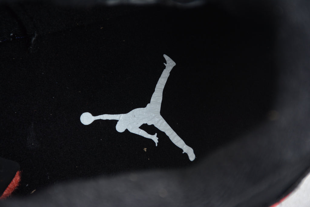 Air Jordan 4 – Negro / Rojo