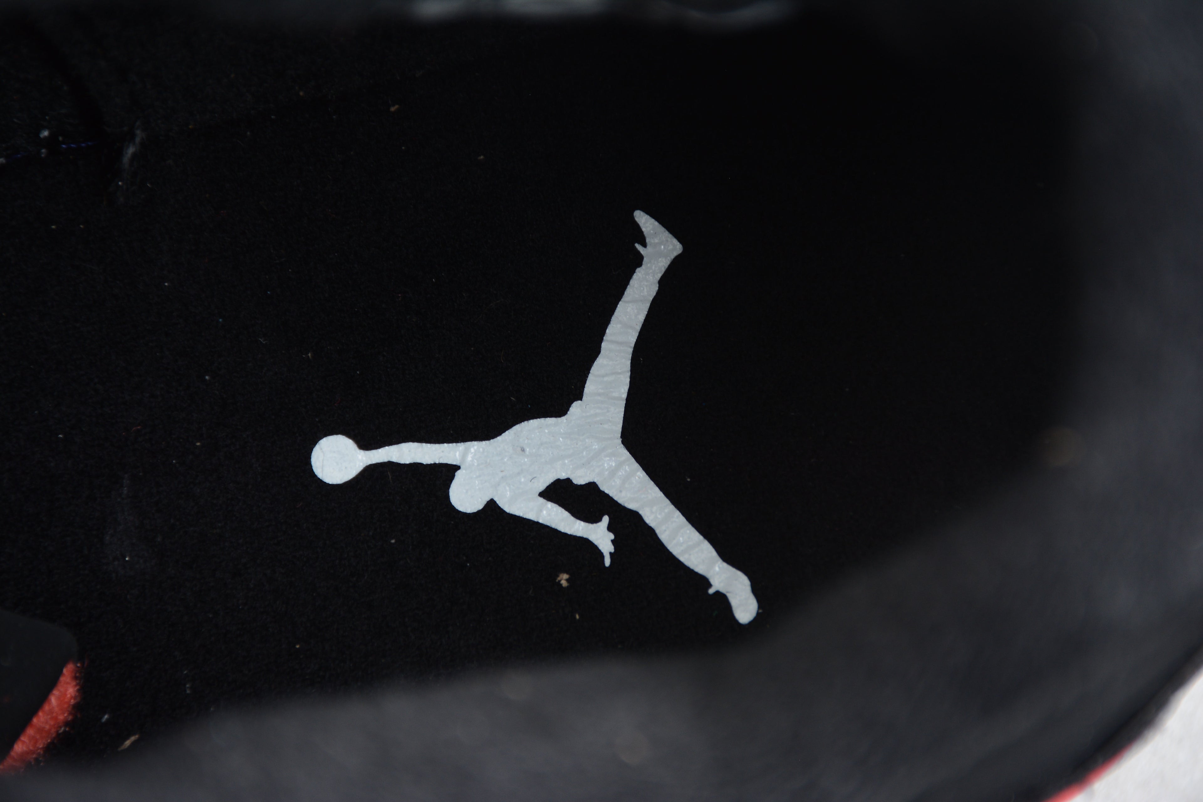 Air Jordan 4 – Negro / Rojo
