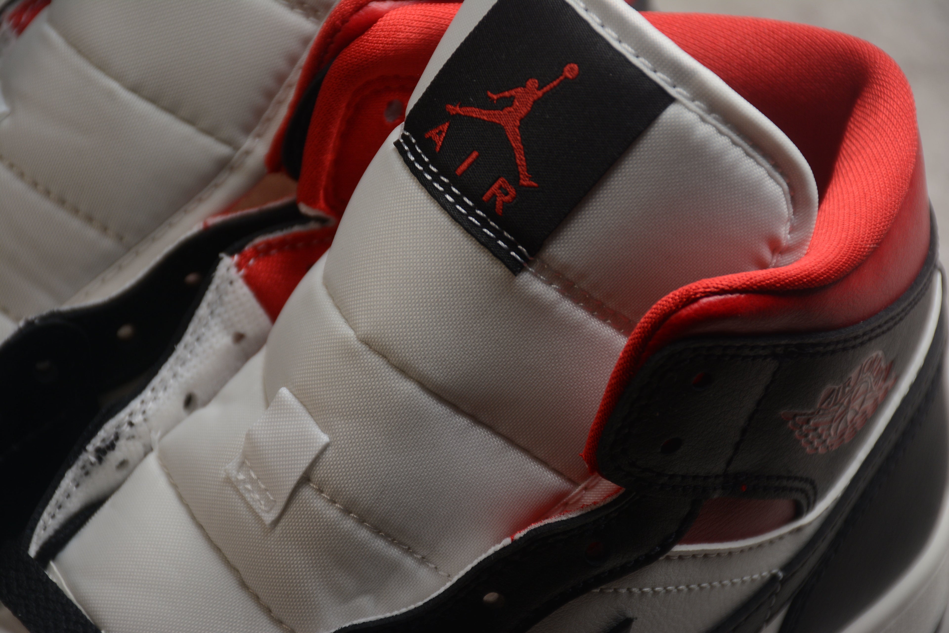 Air Jordan 1 Mid – Negro / Rojo / Blanco