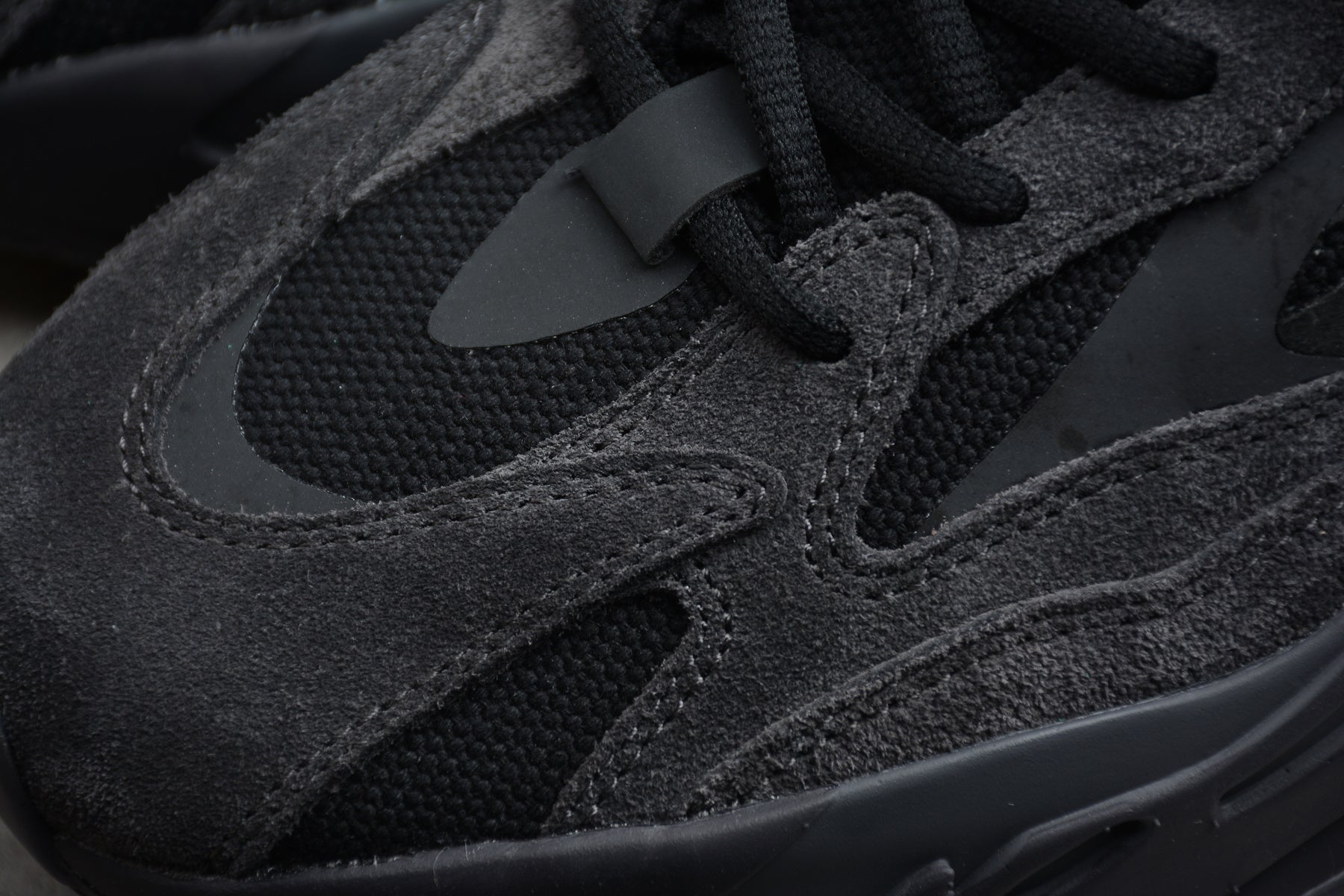 Adidas Yeezy 700 – Gris Oscuro