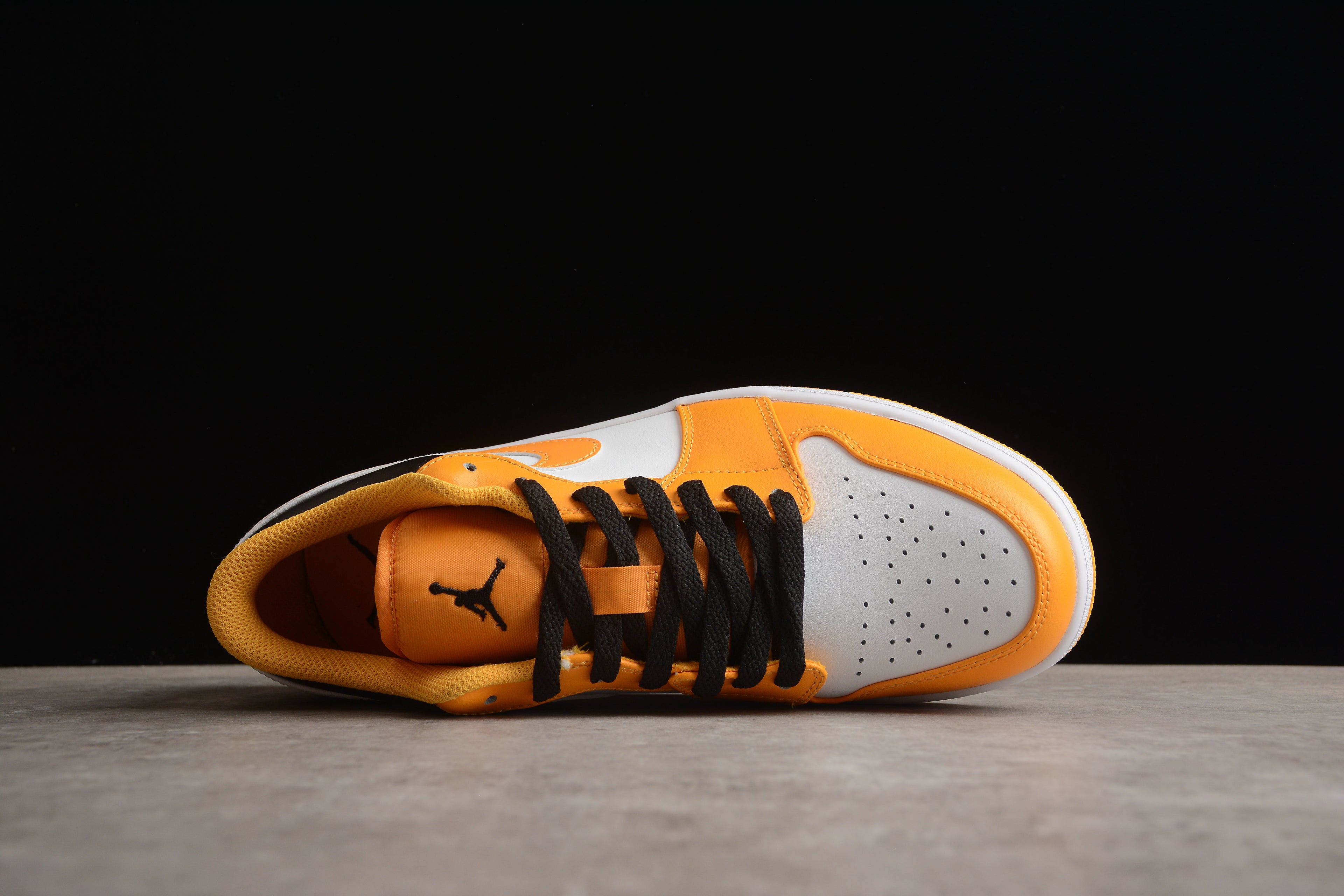 Jordan 1 Low – Amarillo / Blanco / Negro