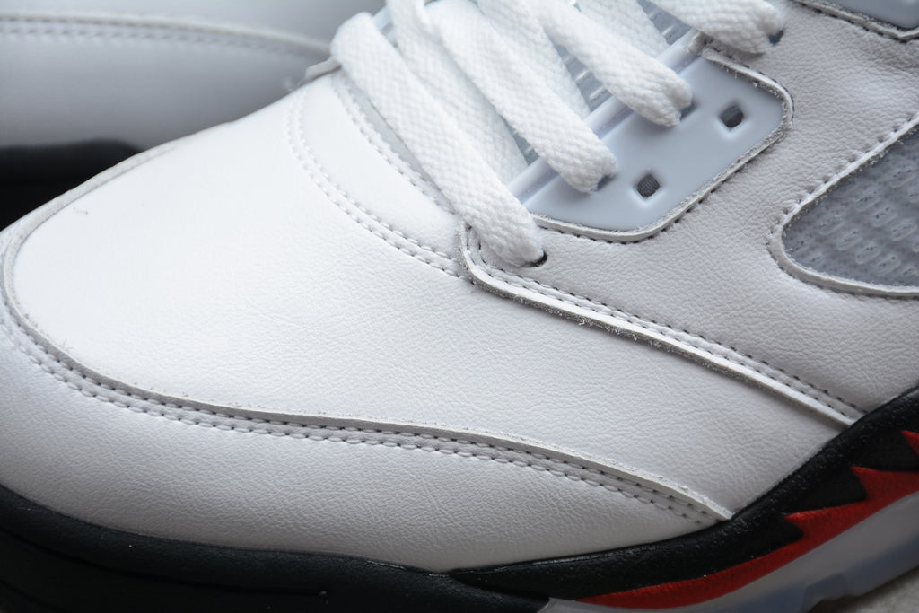 Air Jordan 5 – Blanco / Negro / Rojo