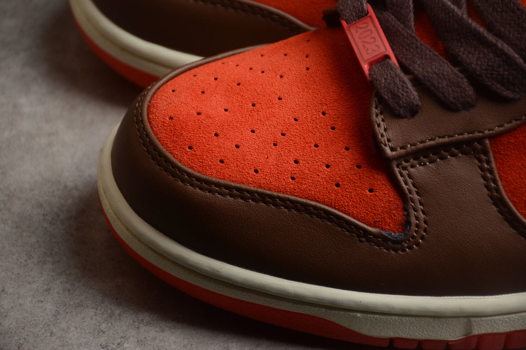 Dunk SB – Marrón / Rojo