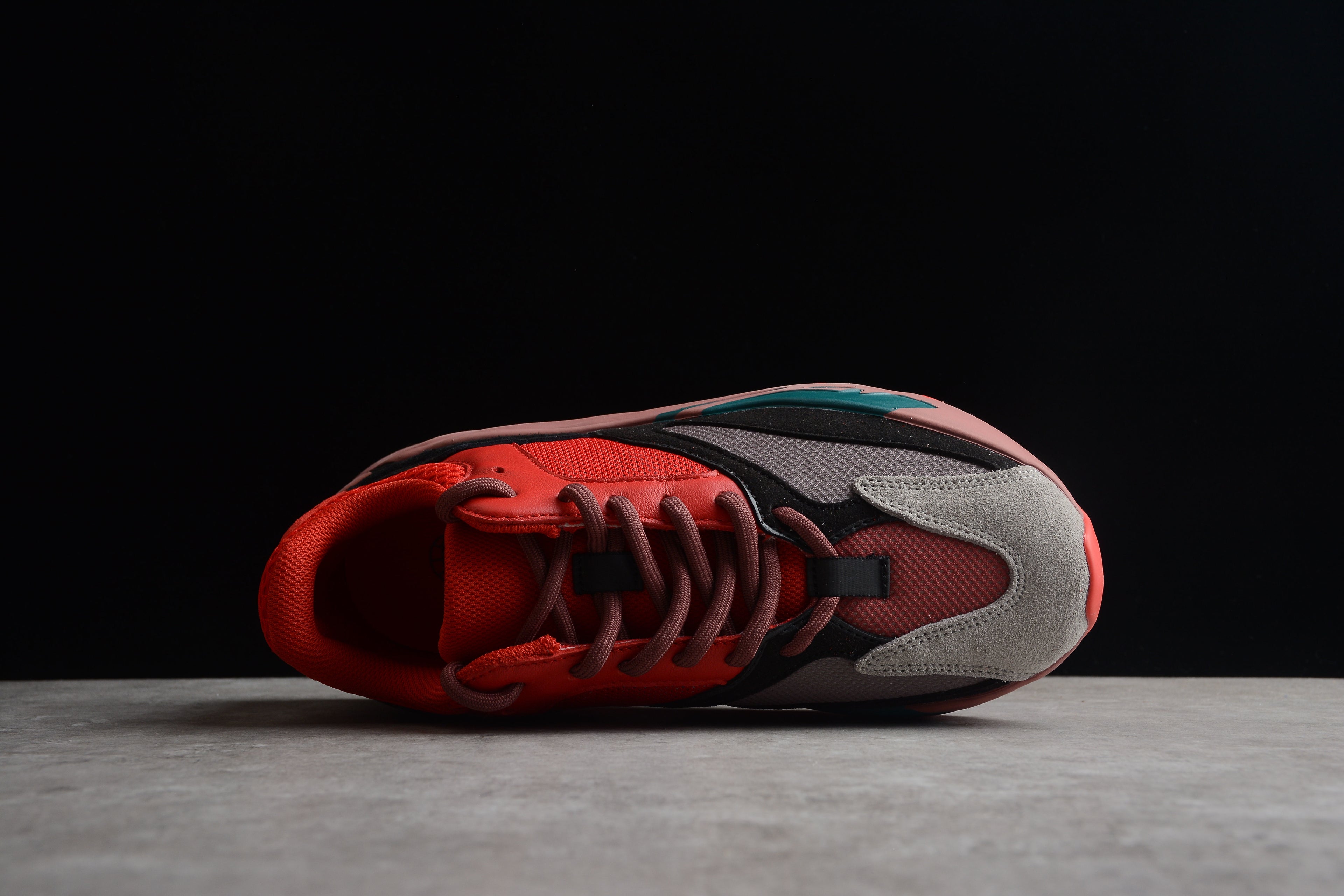 Adidas Yeezy 700 – Rojo