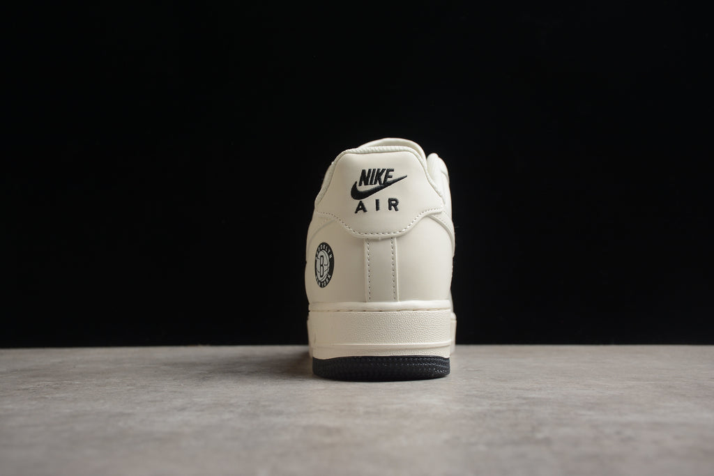 Nike Air Force 1 Low – Blanco / Negro