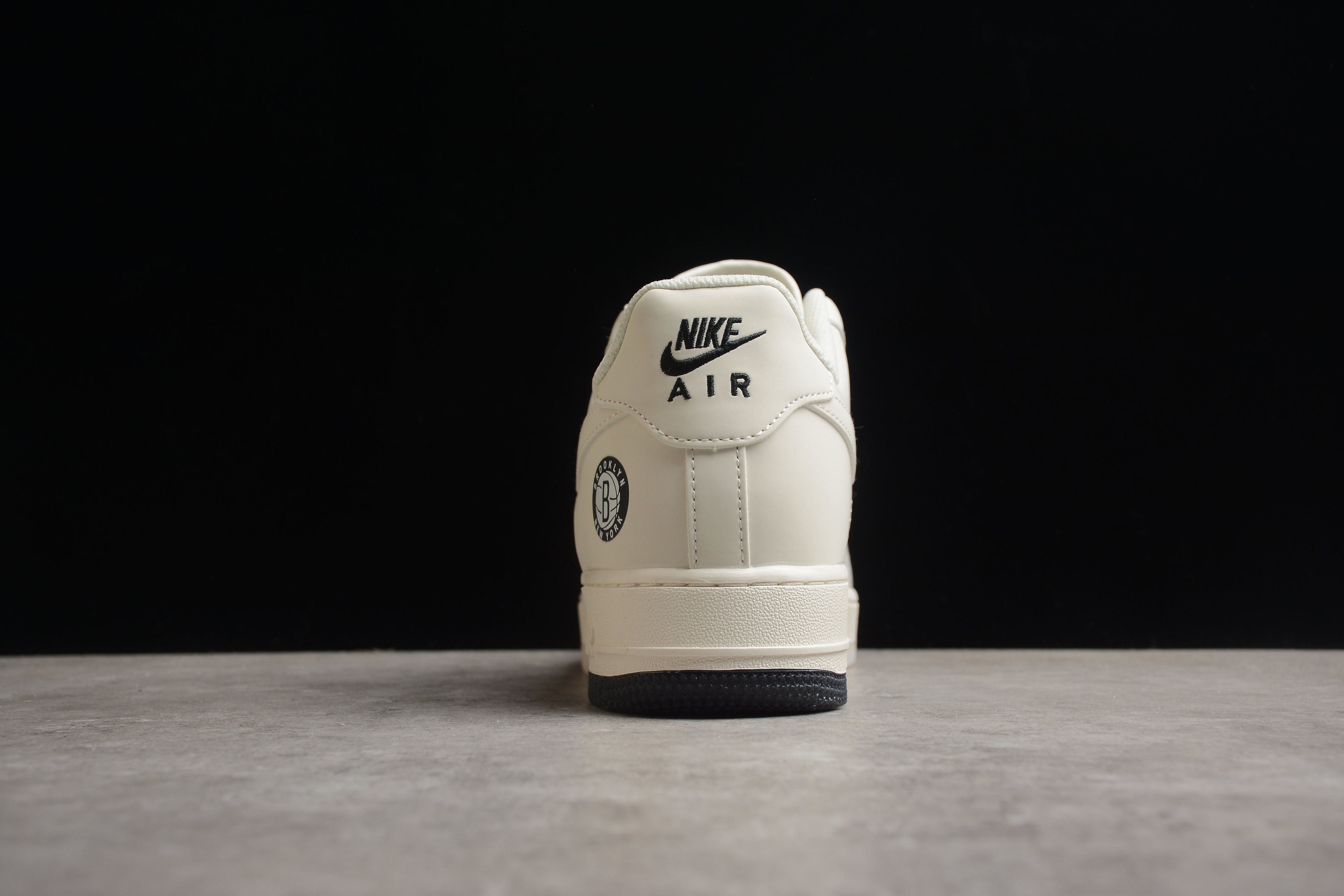 Nike Air Force 1 Low – Blanco / Negro