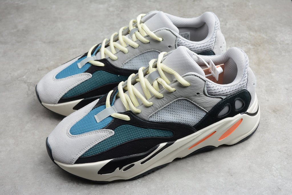 Adidas Yeezy 700 – Gris / Blanco