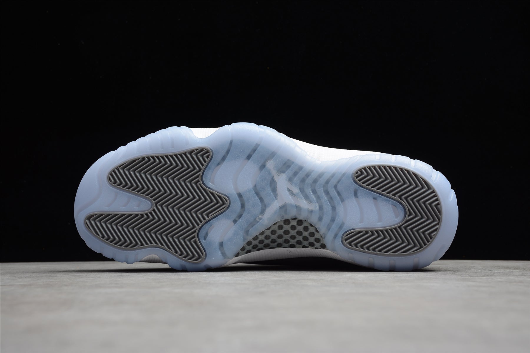 Air Jordan 11 – Gris