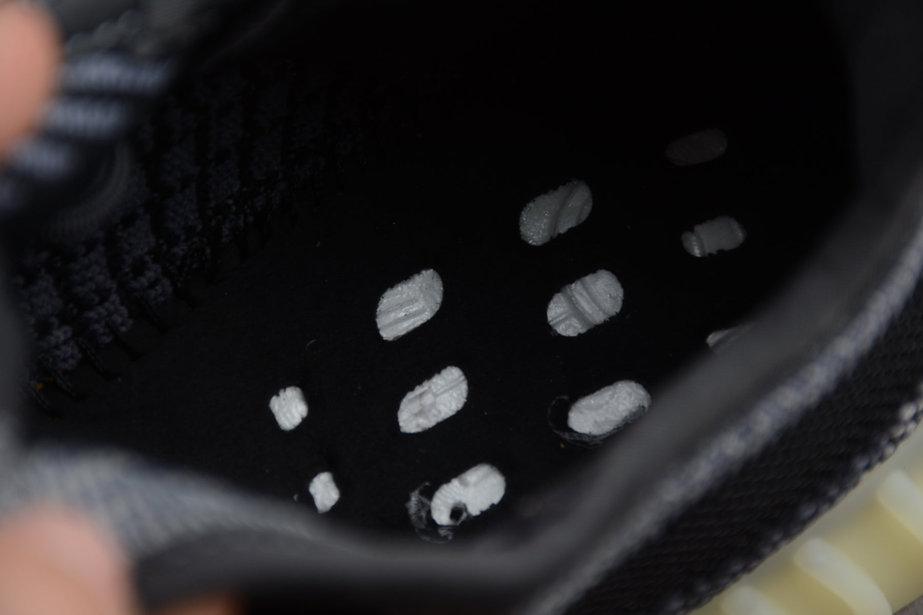 Adidas Yeezy 350 – Negro / Beige