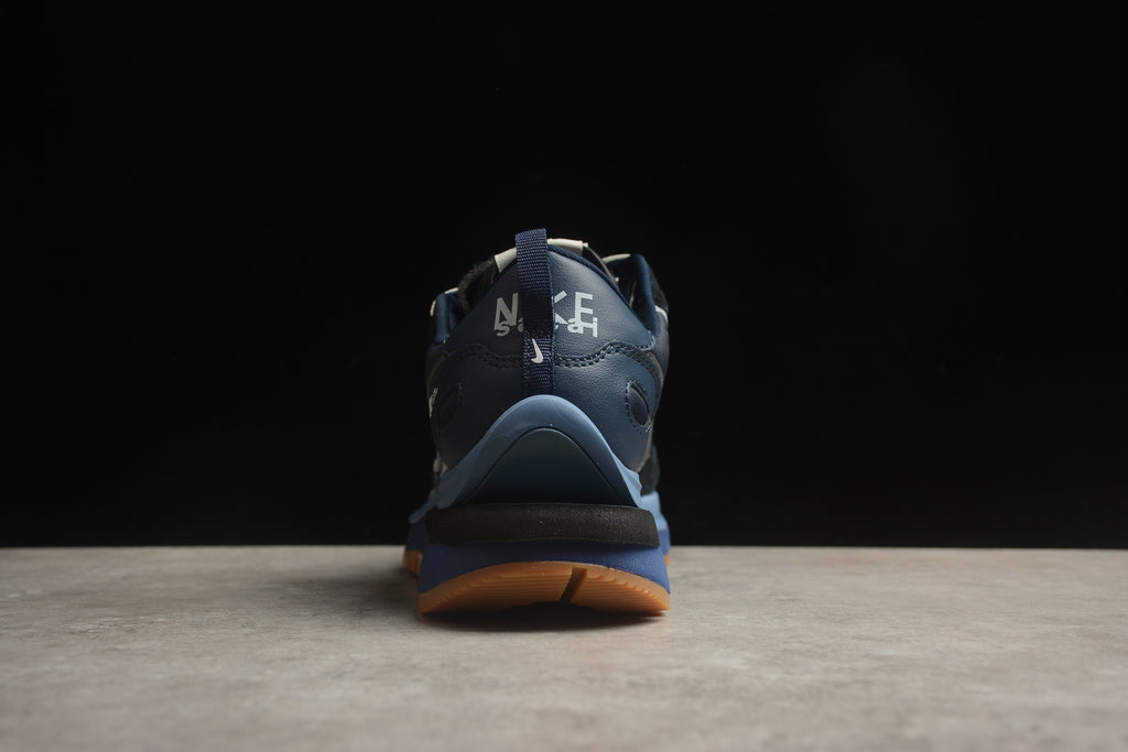 Sacai x VaporWaffle – Azul Oscuro / Blanco