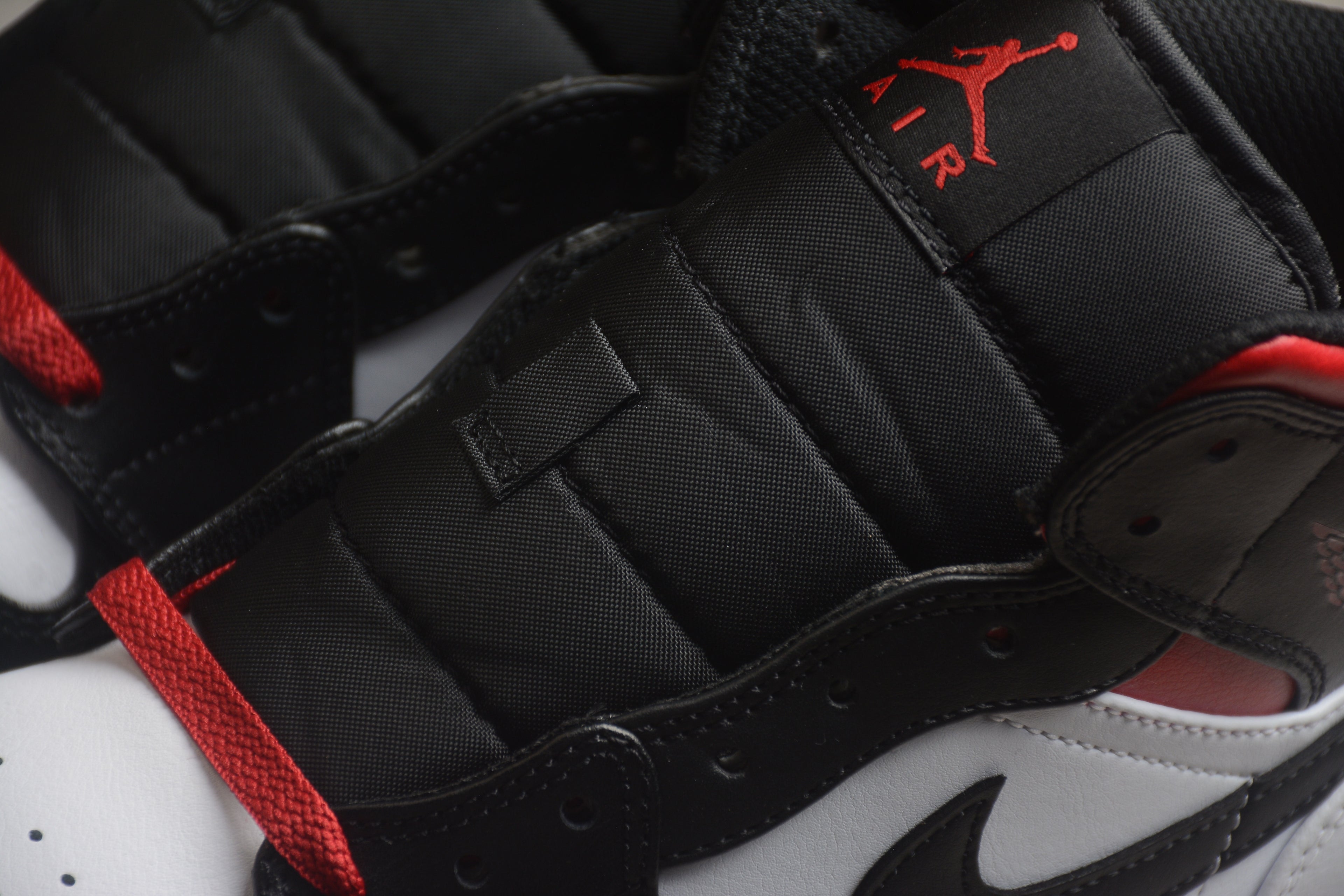 Air Jordan 1 Mid – Rojo / Blanco