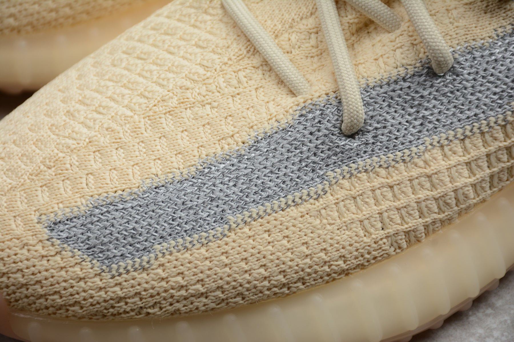 Adidas Yeezy 350 – Beige / Gris