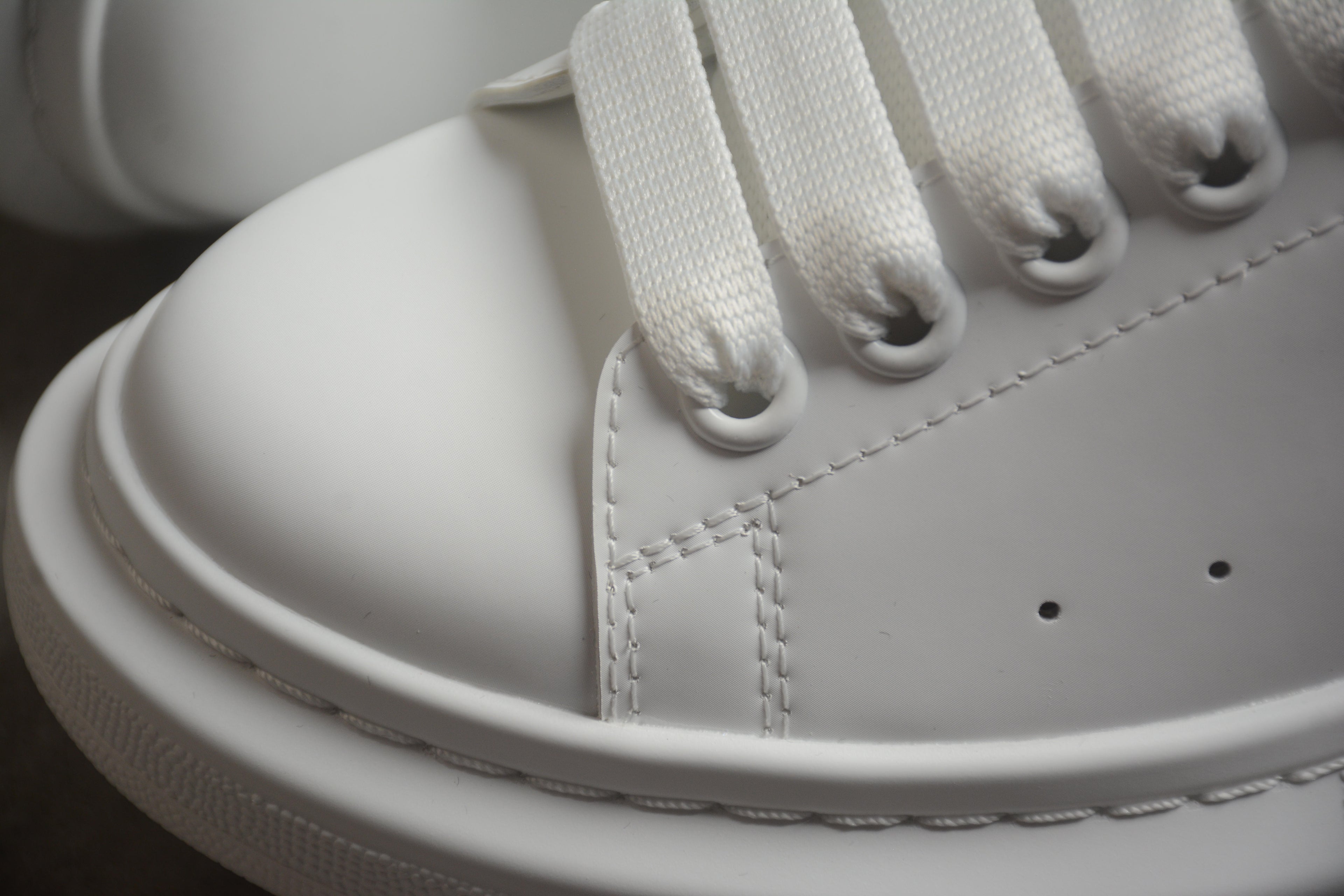 Alexander McQueen – Blanco / Azul Claro