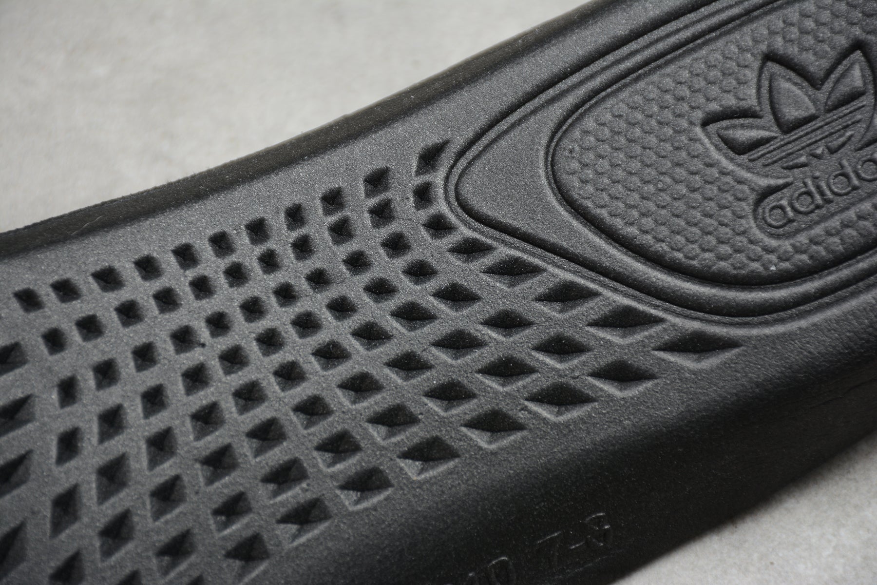 Adidas Yeezy 350 – Negro / Beige