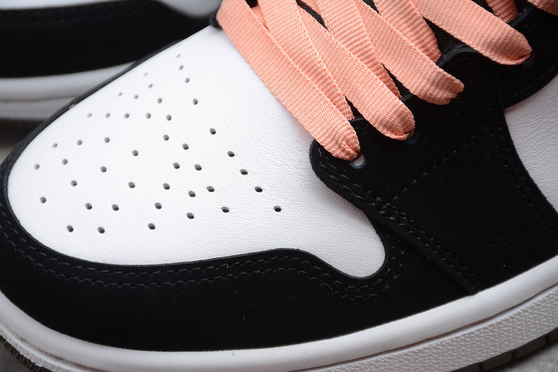 Air Jordan 1 Mid – Negro / Rosa
