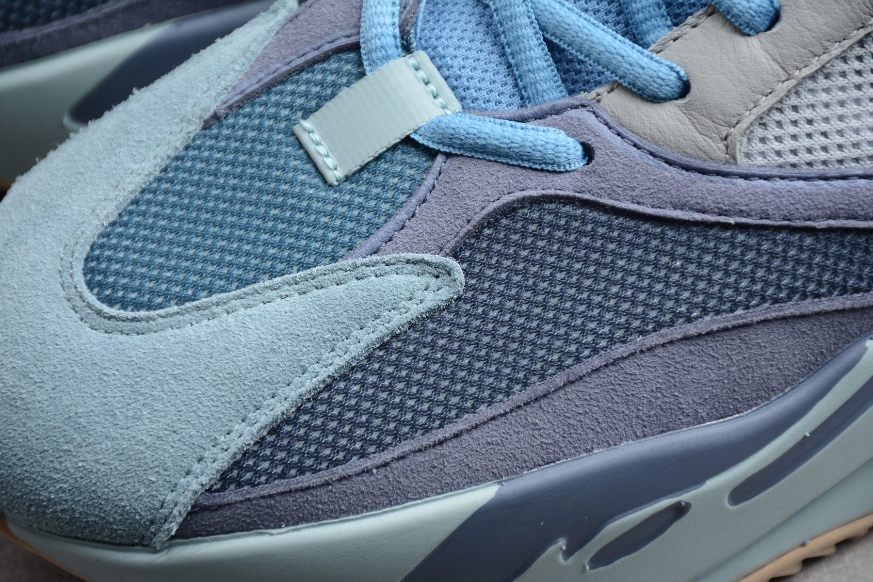 Adidas Yeezy 700 – Azul