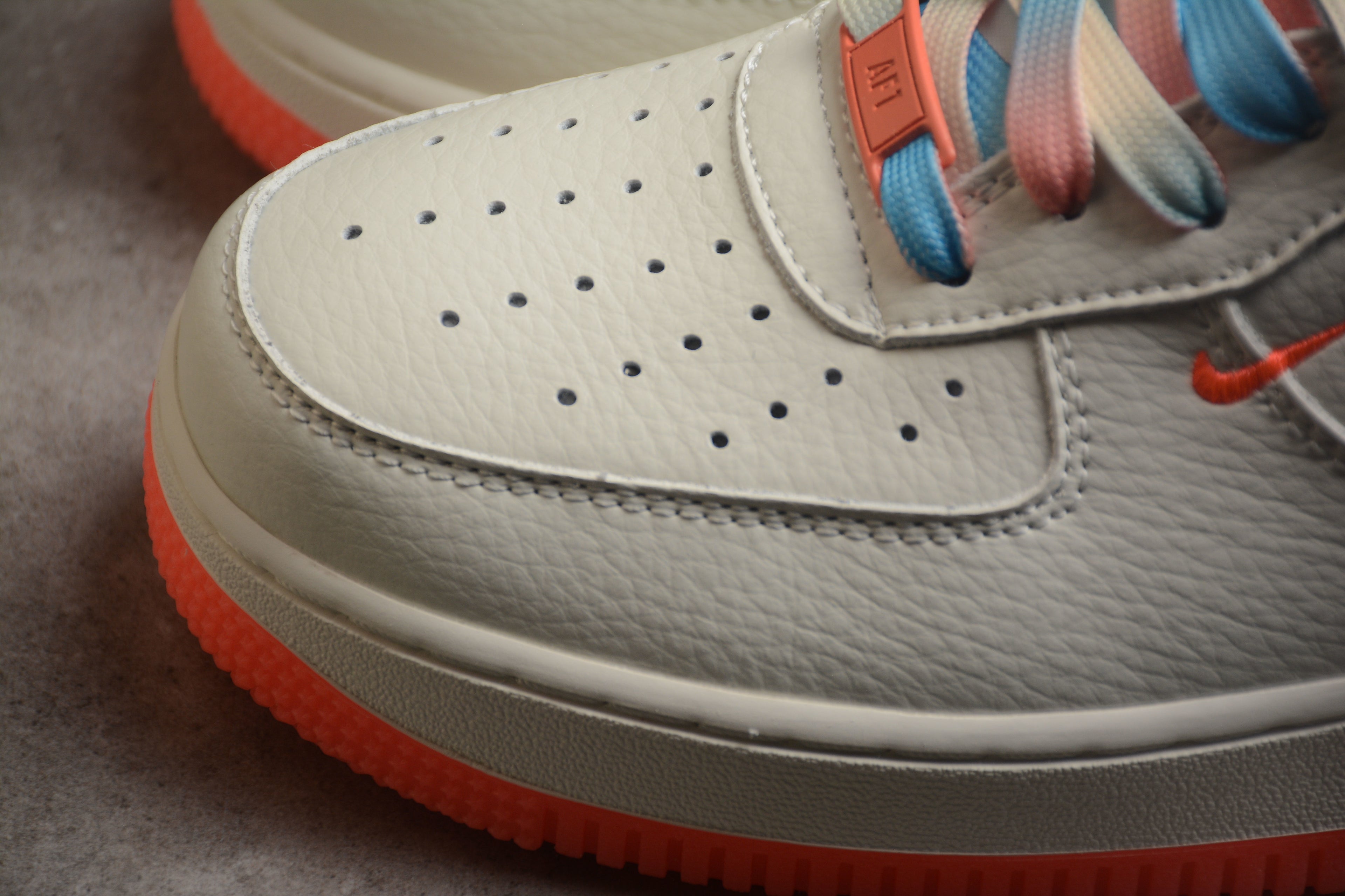 Nike Air Force 1 Low – Blanco / Naranja / Azul