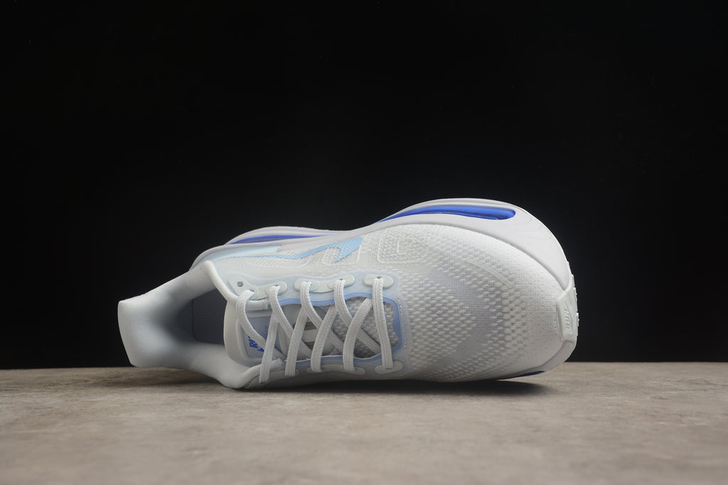 Vomero Premium – Blanco / Azul Oscuro