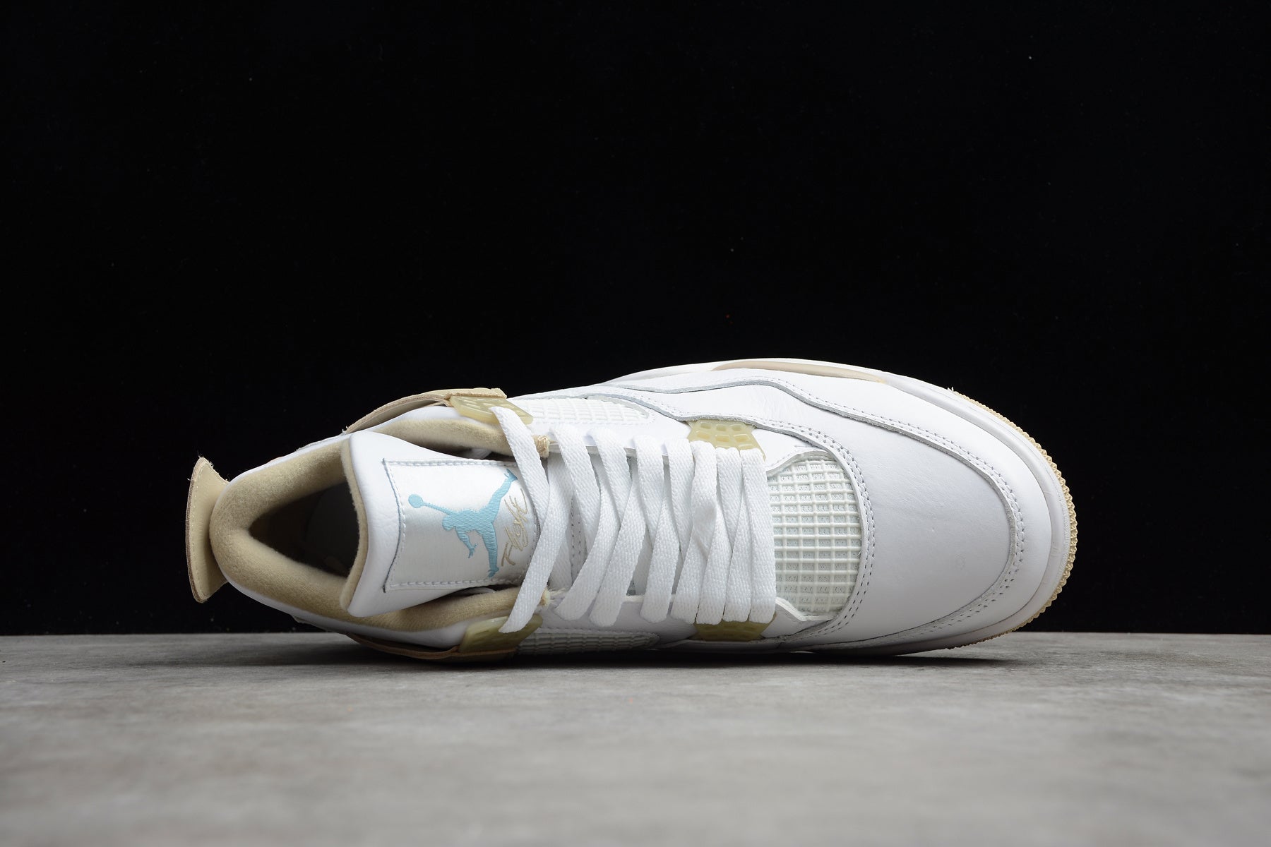 Air Jordan 4 – Blanco / Beige