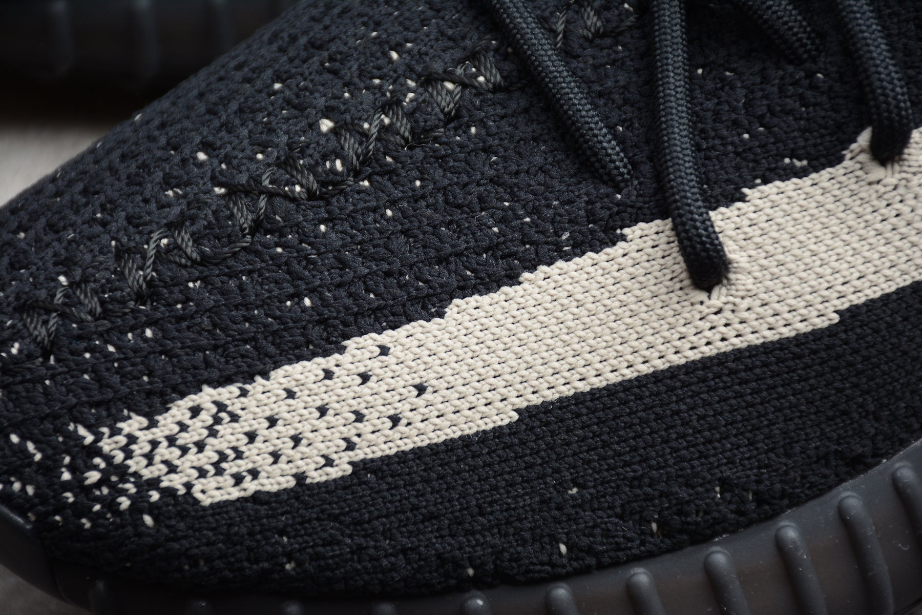 Adidas Yeezy 350 – Negro / Blanco