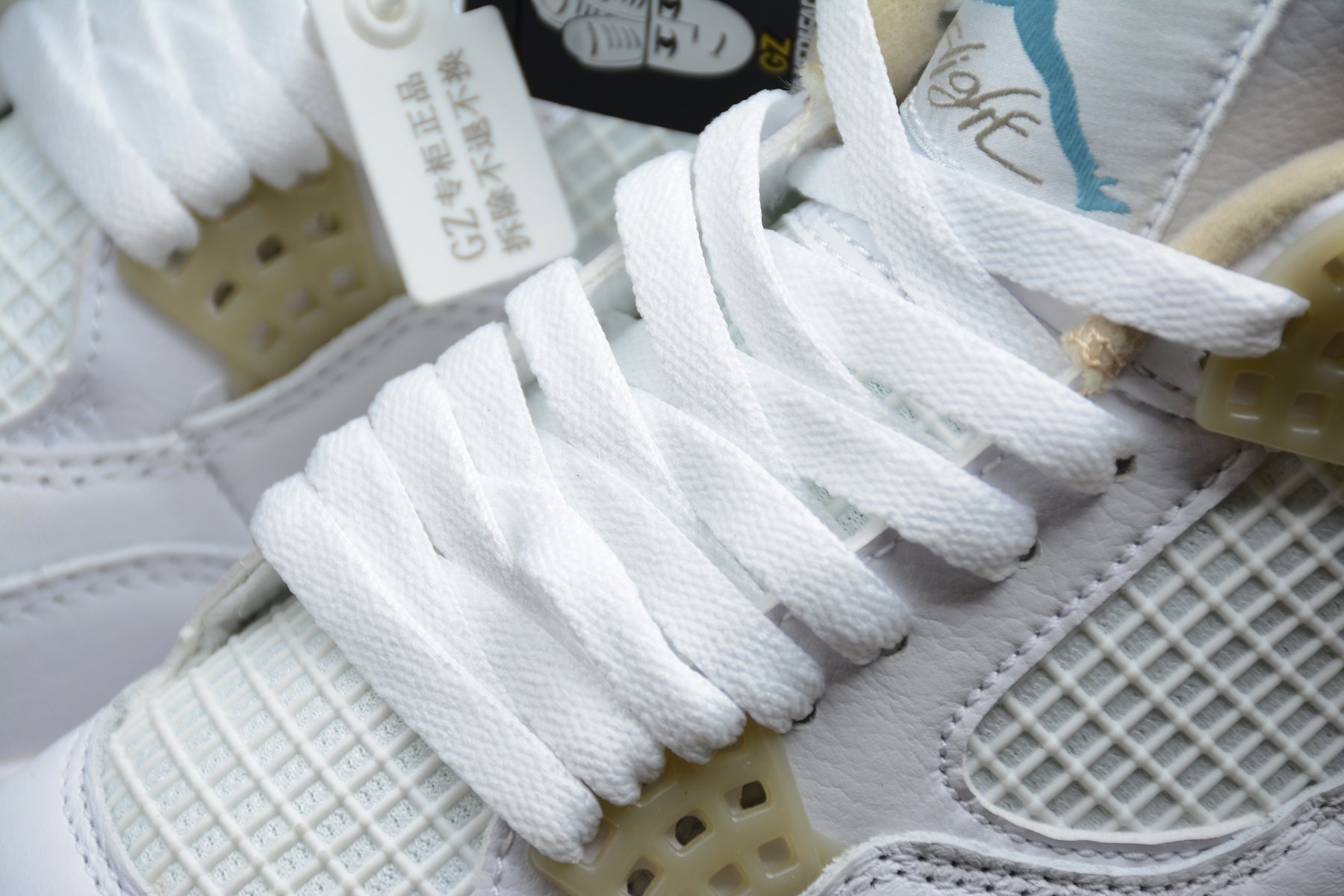 Air Jordan 4 – Blanco / Beige