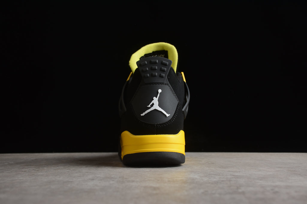 Air Jordan 4 – Negro / Amarillo